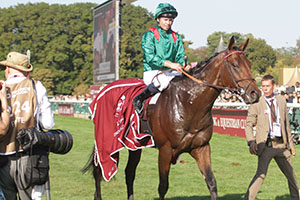 La tradicional parada del ganador del Arco frente a la meta de Longchamp